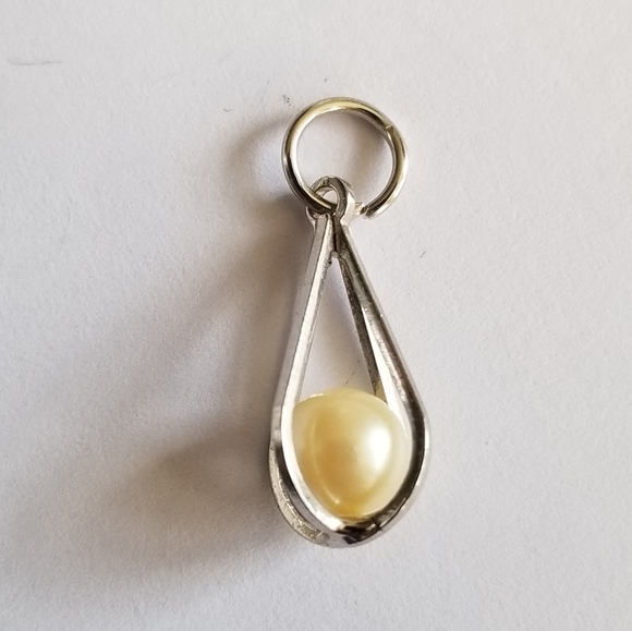 Dainty caged pearl pendant charm silver tone - Picture 4 of 8